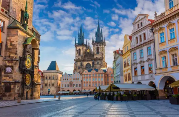 Gamla torget i Prag med sitt astronomiska ur och Týnkyrkan. Perfekt för en weekend i Prag.