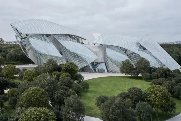 Fondation Louis Vuitton, ett modernt konstcenter i Paris, med sina böljande glasytor som liknar segel. Ett av många spännande museer i Paris.