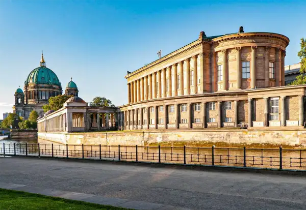 Berlin Cathedral och Altes Museum vid floden Spree, en del av Berlins museumö som erbjuder några av de bästa museerna i Berlin.