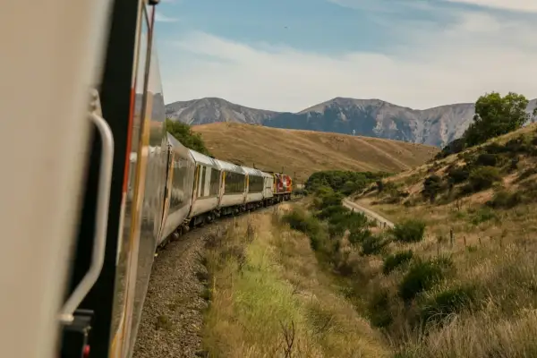 Tåg längs bergiga landskap, en del av spännande interrail-rutter.
