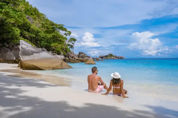 Ett par njuter av den vita sanden och det turkosa vattnet på Similan Island.