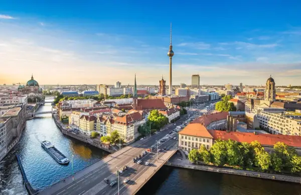 Vy över Berlin med floden Spree, TV-tornet och Berliner Dom. Perfekt för att planera vad du vill göra i Berlin.