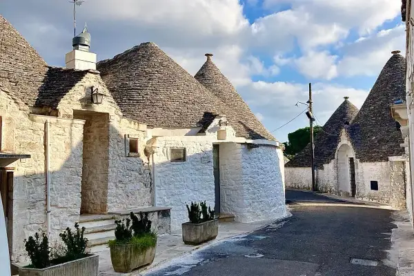 Trulli-hus i en pittoresk gränd i Alberobello, Puglia, en del av det vackra Bari Italien.