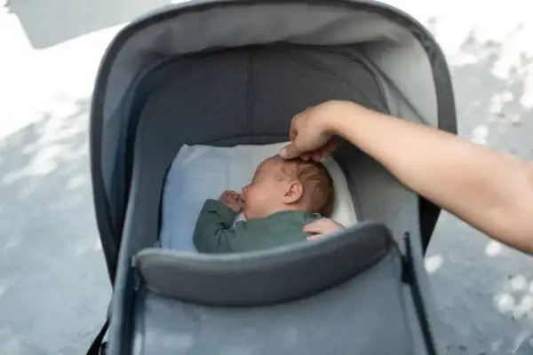 Sover sött i barnvagnen, redo för en resa som ett flygplan.
