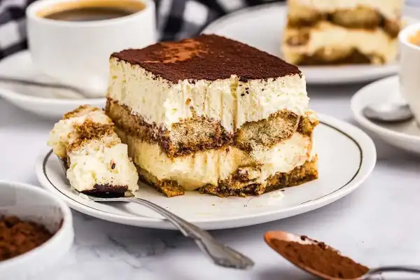 En krämig bit tiramisu med kaffe och kakao, perfekt för ett enkelt tiramisu recept.