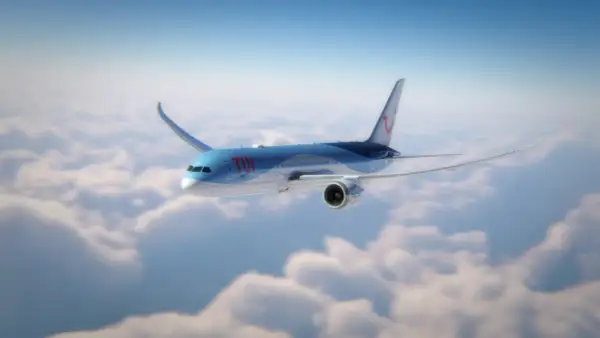 Ett TUI-flygplan flyger över molnen, på väg mot Kap Verde. Flygtiden är snart över.
