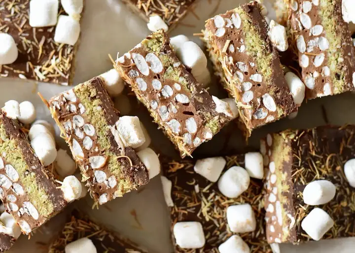 Chokladiga bitar med marshmallows och kokosflingor, som små cake pops i en ny tappning.