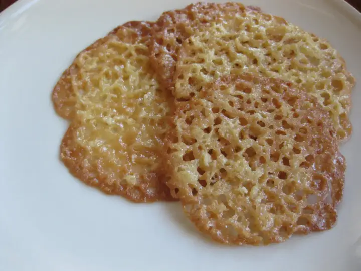 Tre gyllene havreflarn, perfekta för ett enkelt havreflarn recept. Krispiga och tunna, redo att avnjutas.